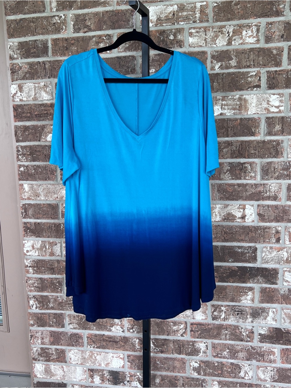 Super cute, flowy top
